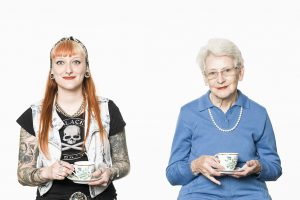 drinking tea with grandma, grandchild, Grossmutter, Enkel