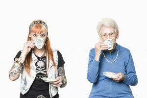 drinking tea with grandma, grandchild, Grossmutter, Enkel